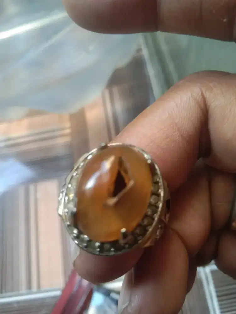 Cincin batu combong