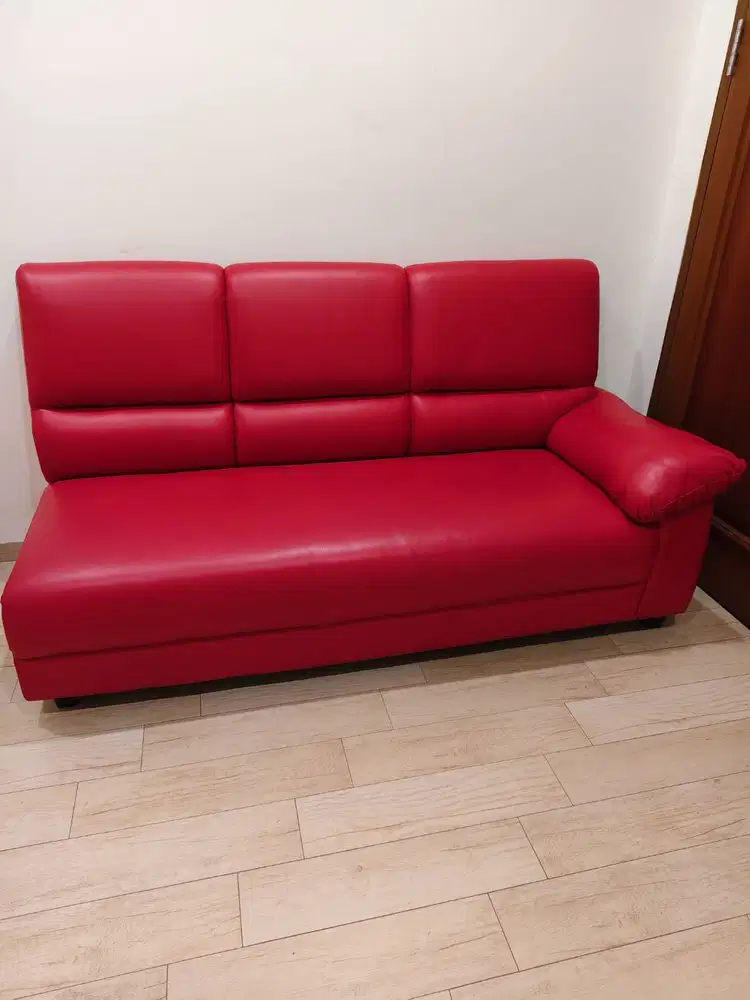 Sofa bekas. Warna merah