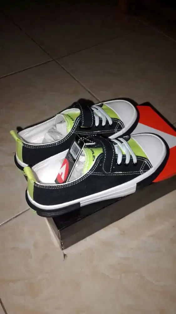 Sepatu anak baru