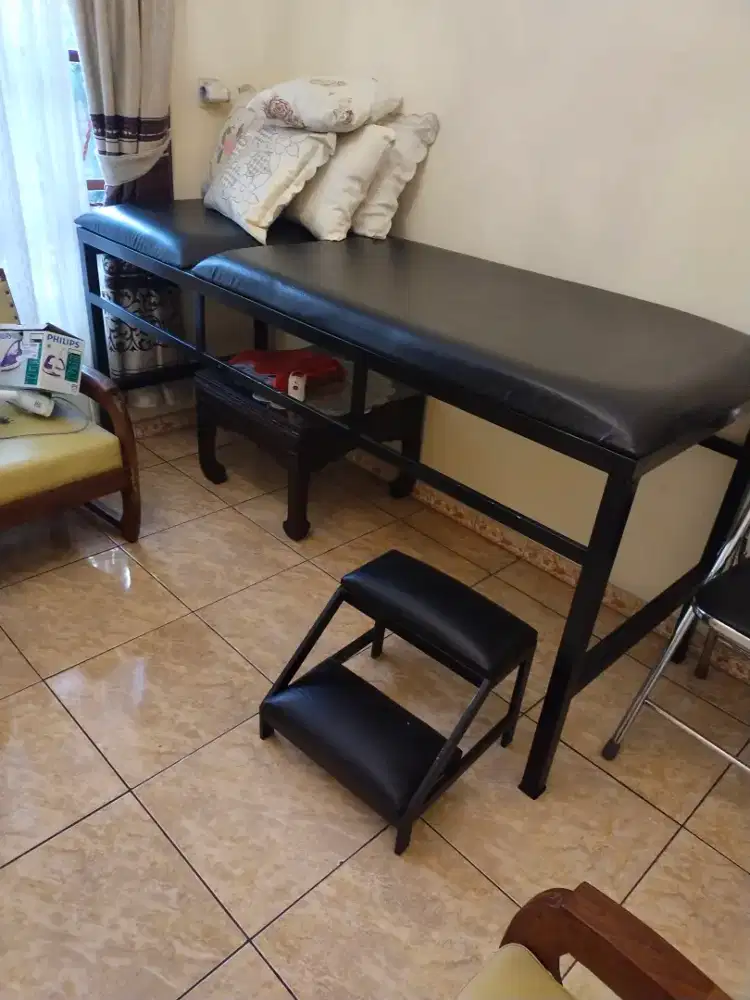 Ranjang pasien dari bahan besi