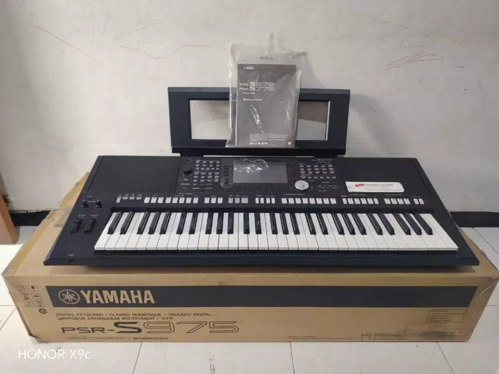 YAMAHA PSR S975 LIKENEW