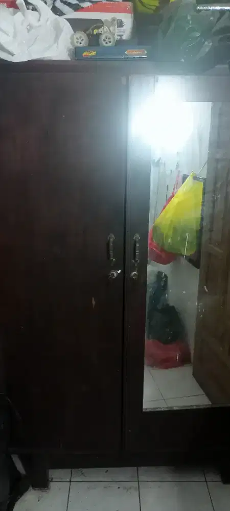Lemari pakaian kayu