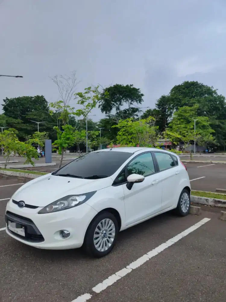 Ford Fiesta 1.4 MT 2013 Putih
