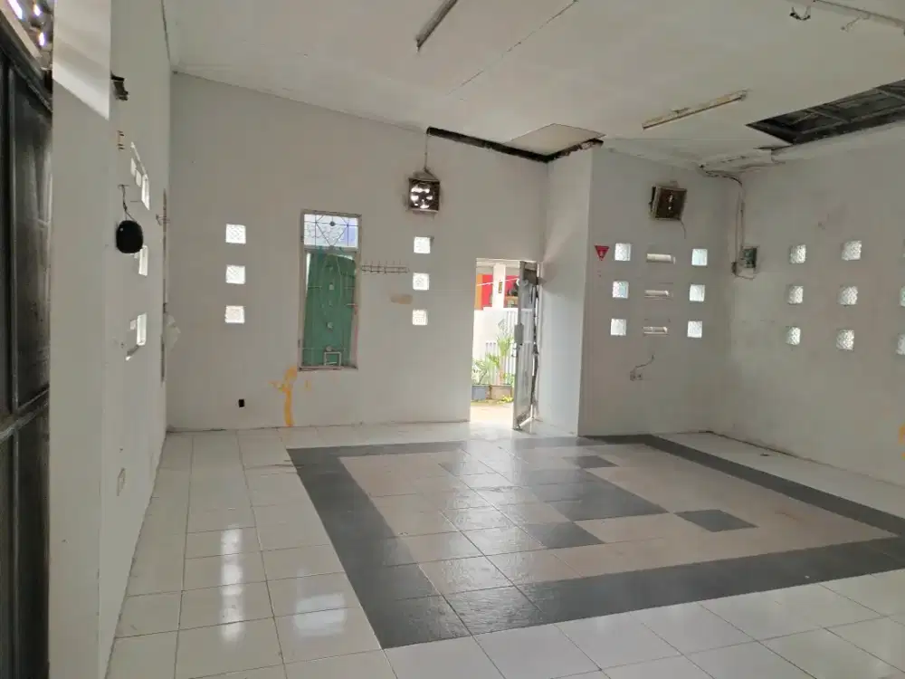 Disewakan bangunan bekas tenis meja/pingpong.  Lb : 74 m².