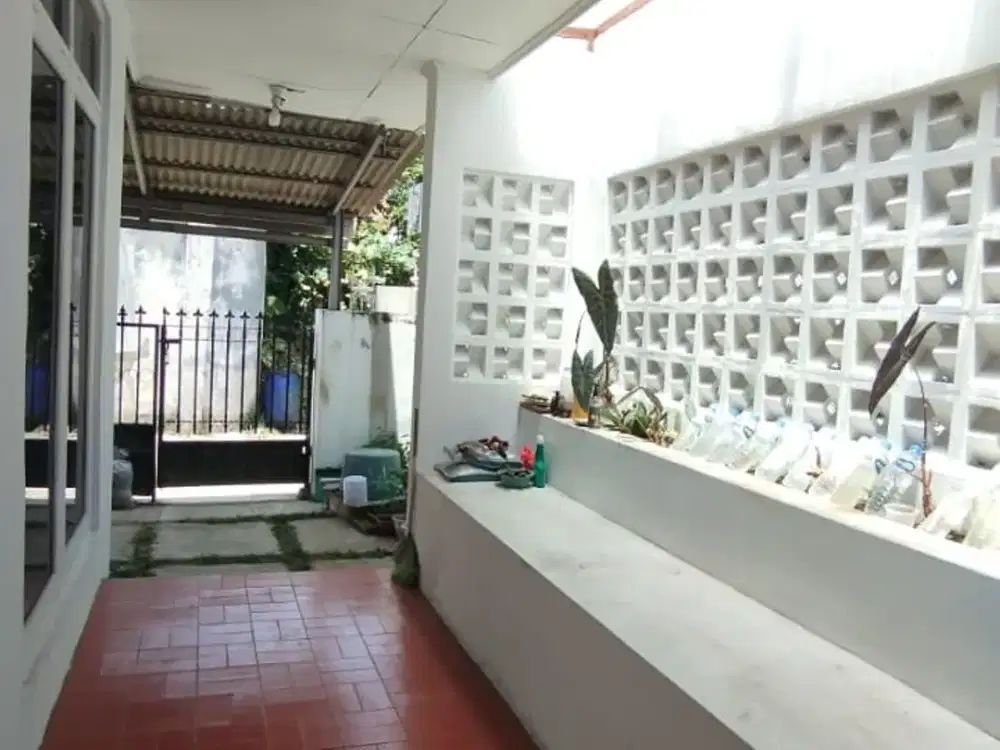 Rumah siap huni di kawasan strategis Cibabat, lingkungan aman dan nyaman, dekat berbagai fasilitas umum.
