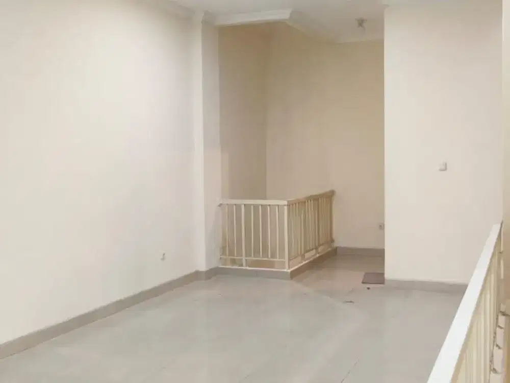 Disewakan Ruko Green Lake City 4.5 x 15 Dengan 4 Lantai Hadap Jalan Raya Harga Termurah 140 Juta/Tahun