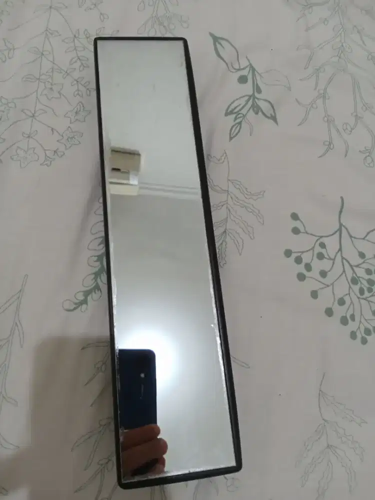 Kaca spion tengah mobil merek Broadway