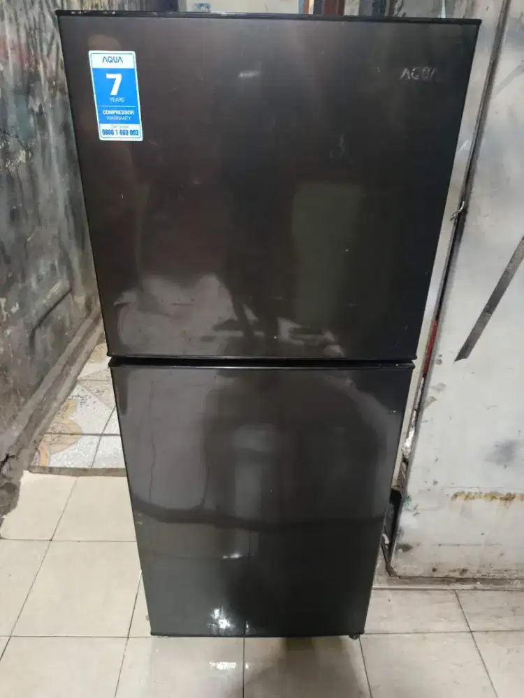 Kulkas 2 pintu merek AQUA