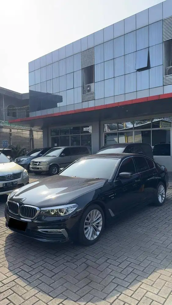 BMW 530i 2.0 Luxury 2017 - Hitam Metalik | Kondisi Seperti Baru!