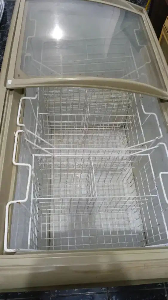 Frezer kaca geser kapasitas 600.L