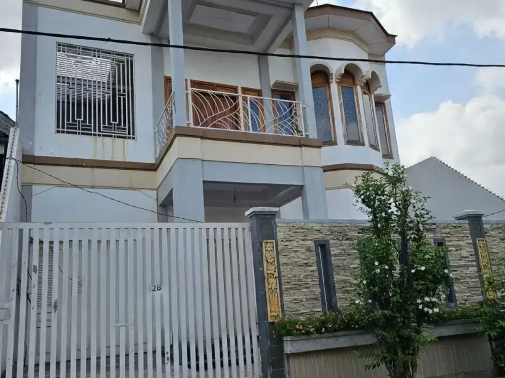 Rumah di Dharmahusada - Hadap: Barat - Lantai Marmer - Row Jalan 3 Mobil