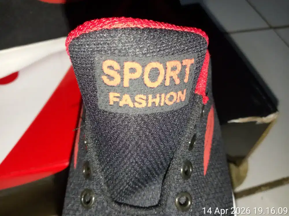 sepatu sport uk 42 baru