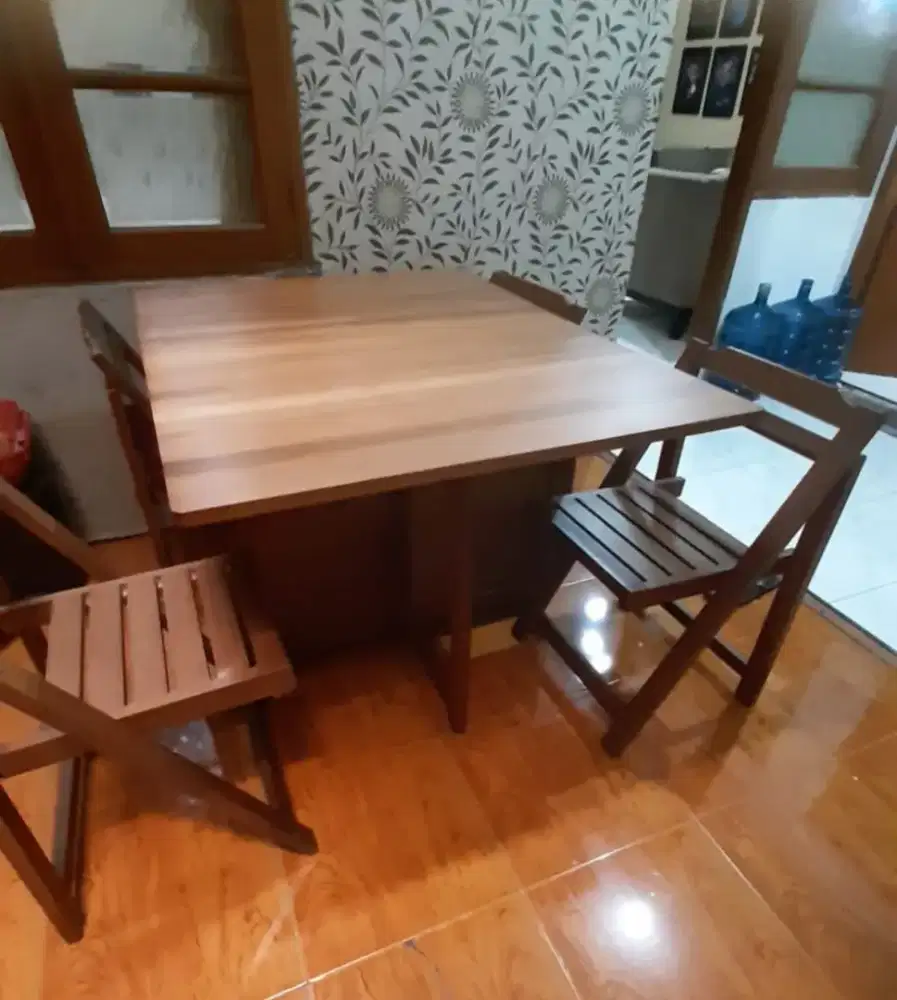 Dijual 1 Set Meja Makan