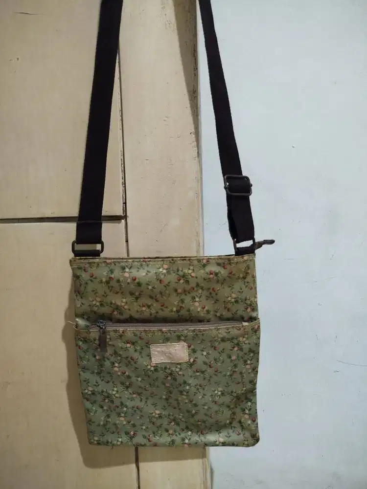 50-C Preloved Tas Selempang Motif Bunga - Bunga