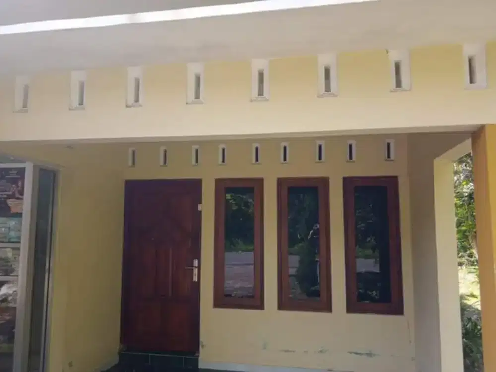 Disewakan rumah di pinggir Jalan Raya Seyegan-Tempel Sleman