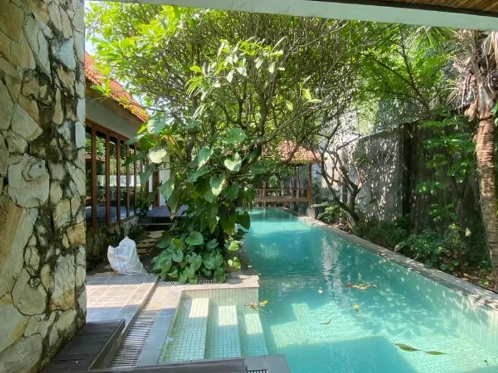 RUMAH TROPICAL STYLE ALA BALI DI MAYJEND SUNGKONO