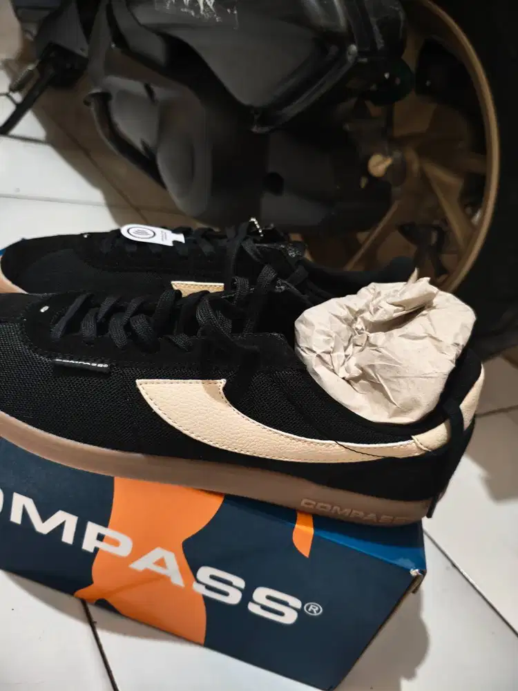 Compass tribune black gumm