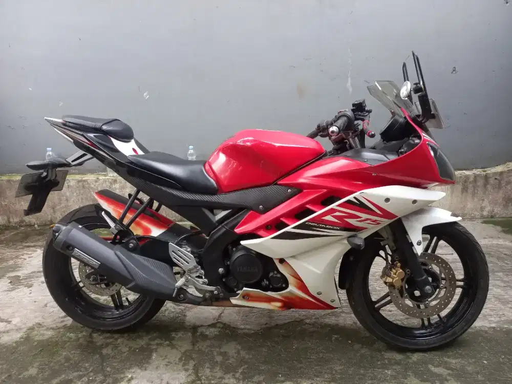 Yamaha R15 versi 2 tahin 2015 warna merah