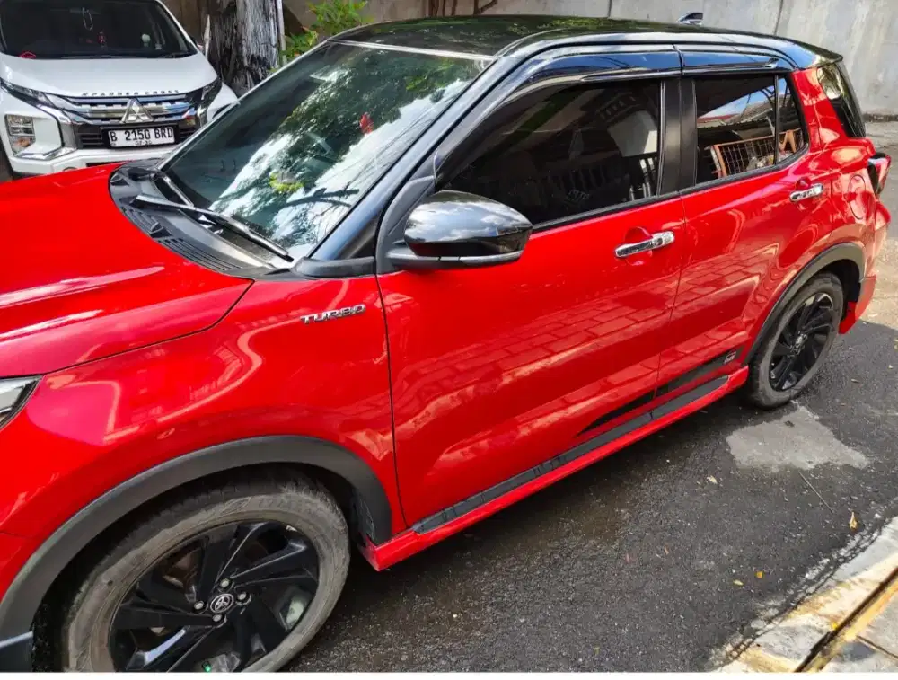 Toyota Raize Hitam Merah, km rendah, terawat.