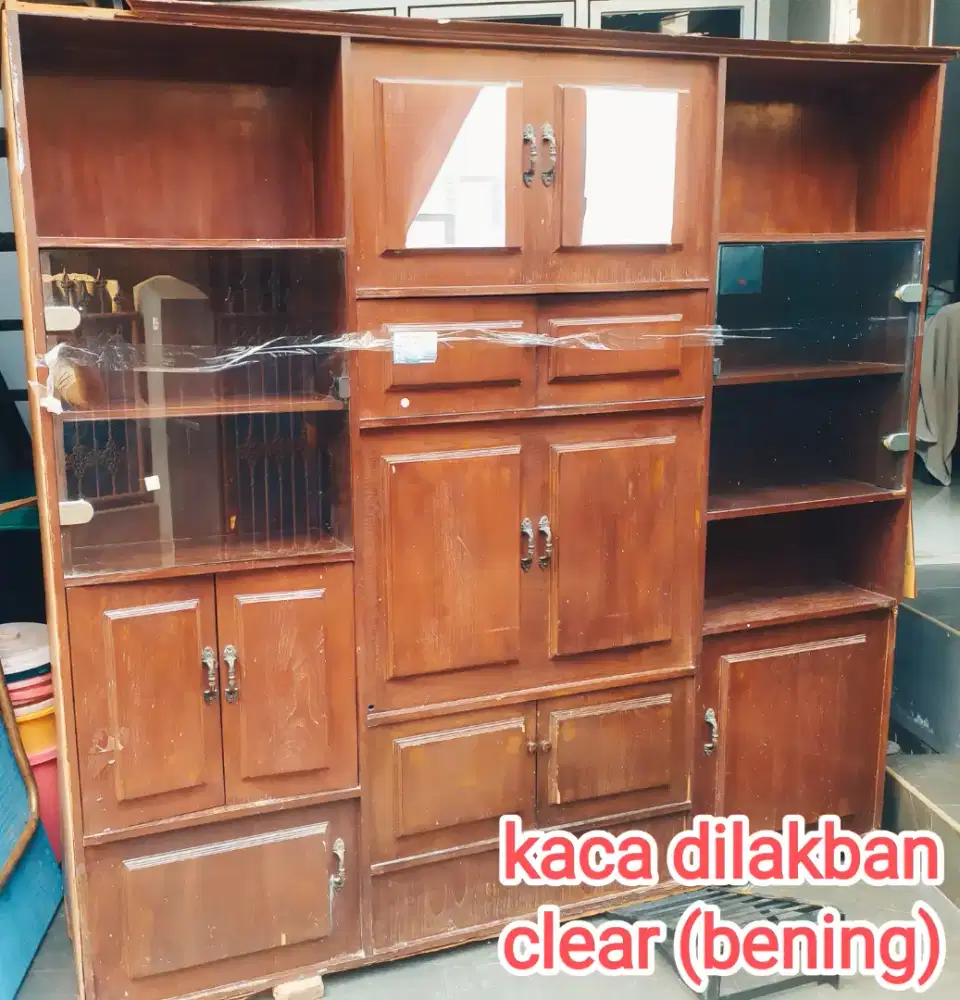 Jual cepat lemari kayu kaca kondisi kaca baik utuh 2 muka depan blkg