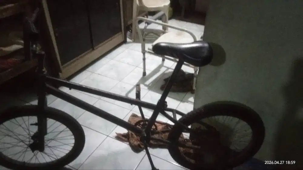 Jok baru diganti.ban sepeda juga baru diganti.merek BMX.7tahun keatas