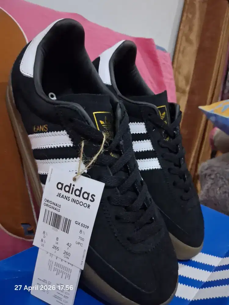 Sale..Adidas Jeans Black White
Size 42 insole 26,5 cm