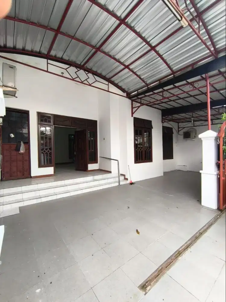 Disewakan Rumah Second Siap Pakai di Area Nginden, Surabaya