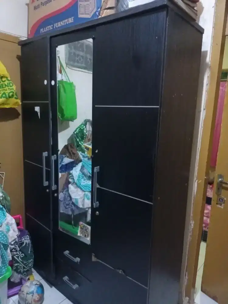 Lemari pakaian 3 pintu