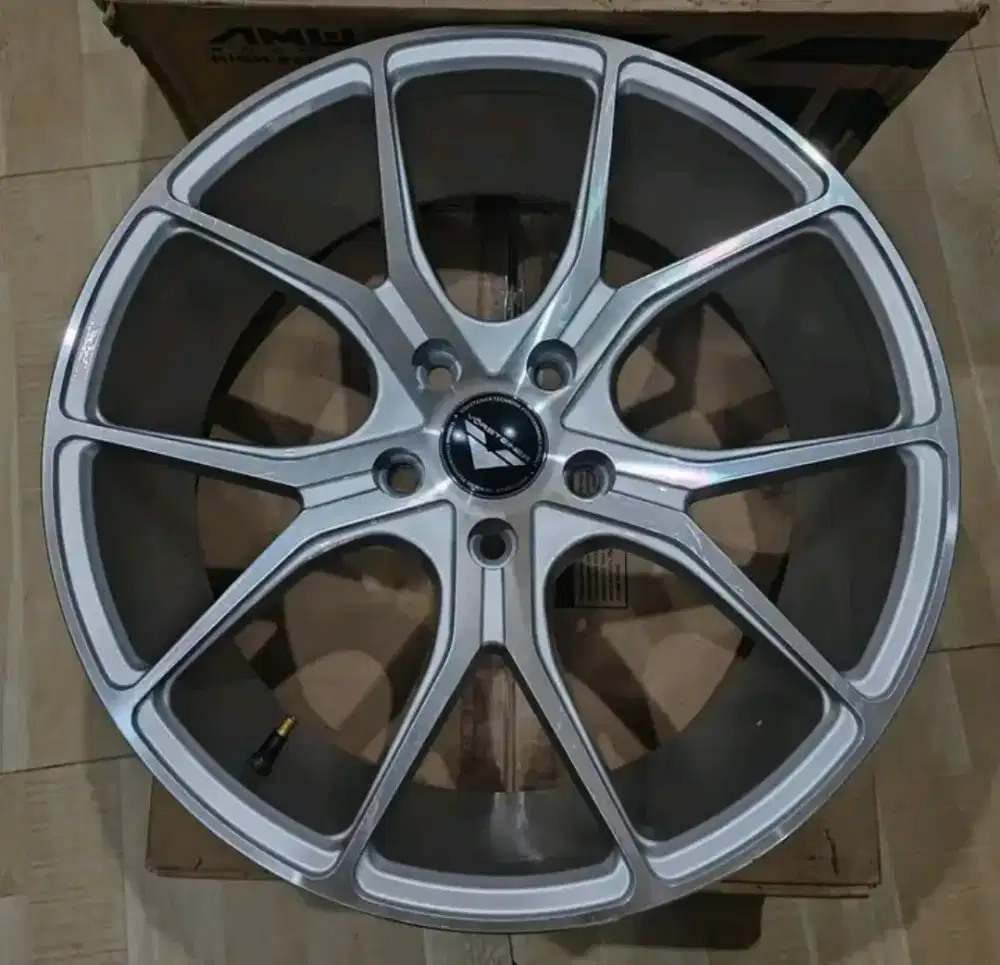 Velg R 18 NEW
Pcd 5 X 114.3
ET 42
