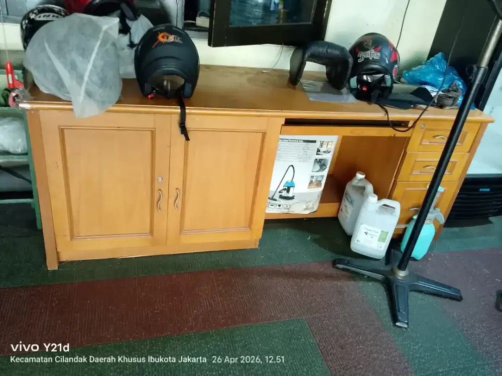 Meja bekas kantor