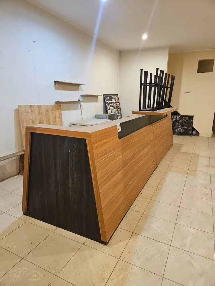 Dijual sekaligus (borongan). Furniture bekas cafe.