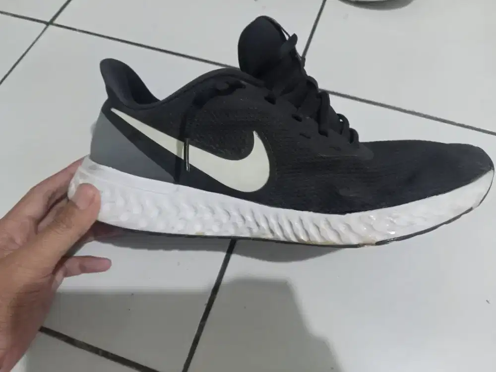 Sepatu nike revolution 5