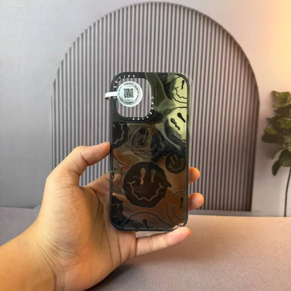 Casetify Smile on Mirror Black Case for iPhone 16 Basic