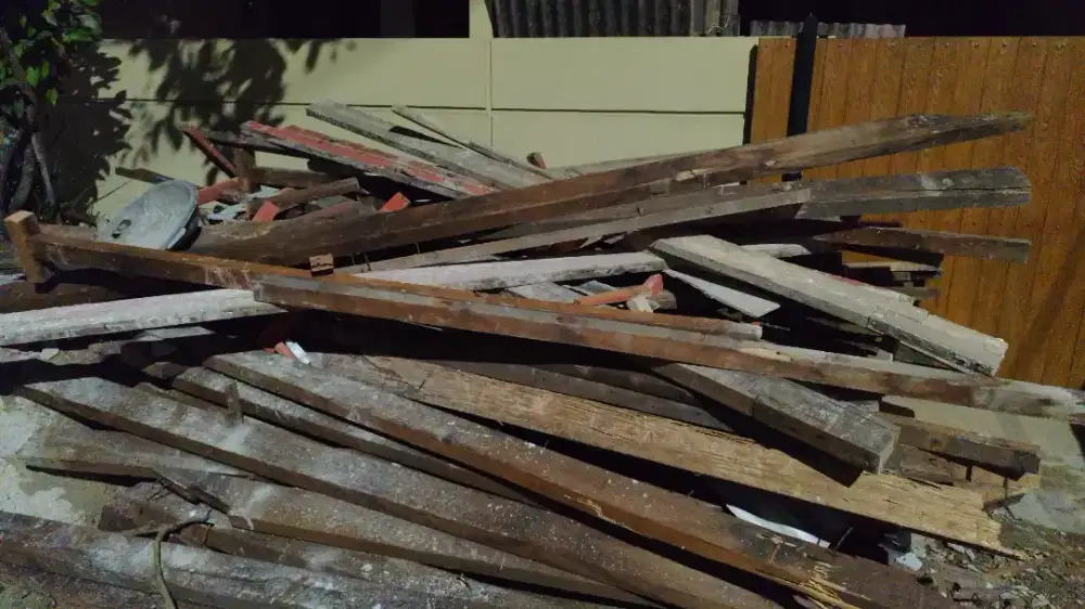 Harga miring Rp 750ribu balok kayu bekas bongkaran atap rumah