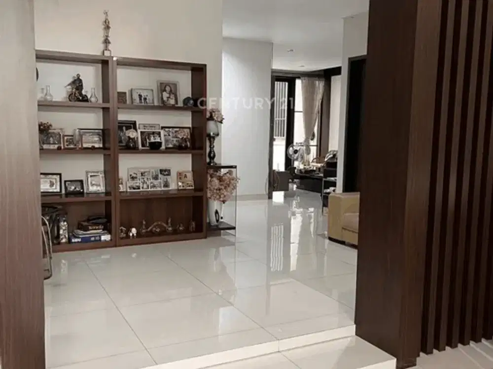 Rumah Megah 3 Lantai Area Boulevard Taman Permata Buana III