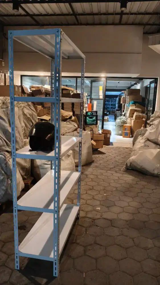 Rak besi serbaguna ramping