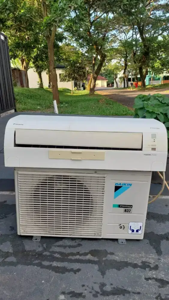 Dijual ac split bekas 1/2 pk & 1pk ac sharp ac daikin