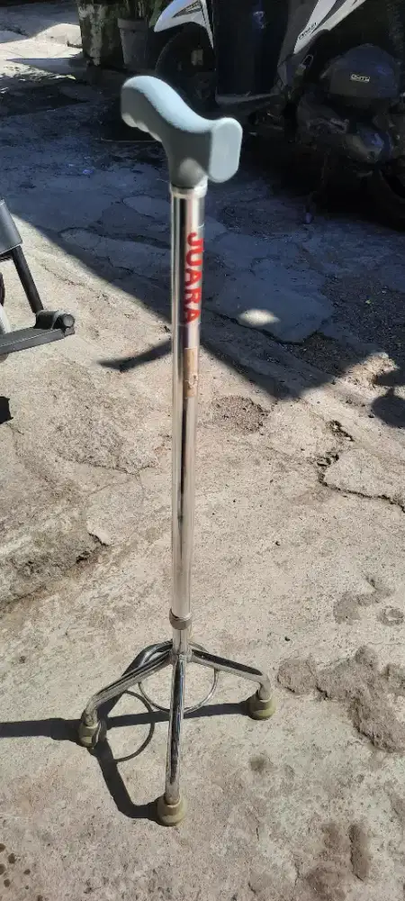 Tongkat   kaki empat