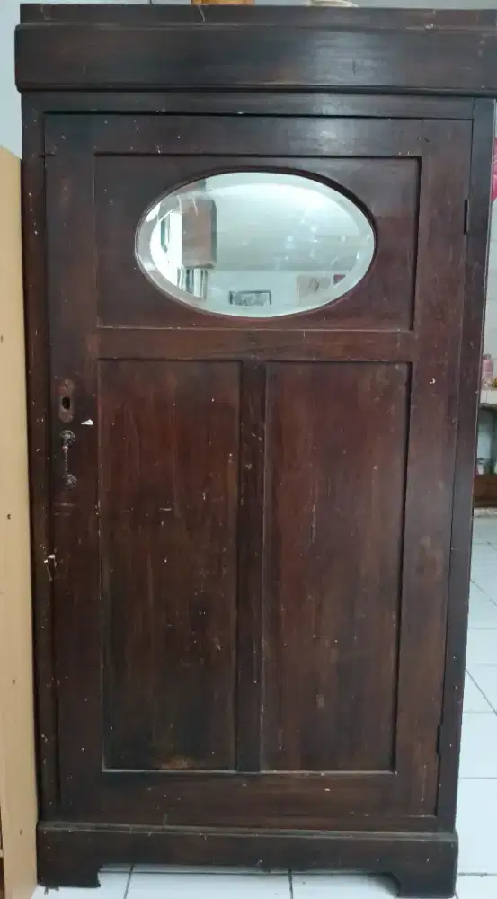 Lemari kayu jati kuno