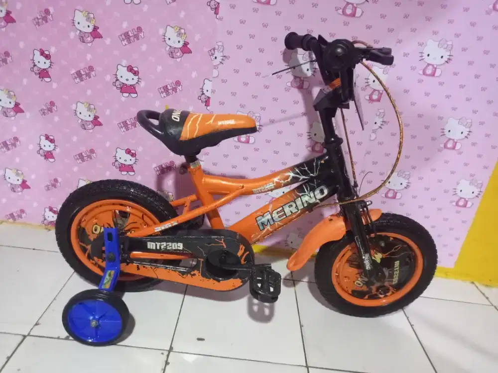 SEPEDA ANAK COWOK UKURAN 12 PLUS RODA BANTU KOKOH SIAP PAKAI