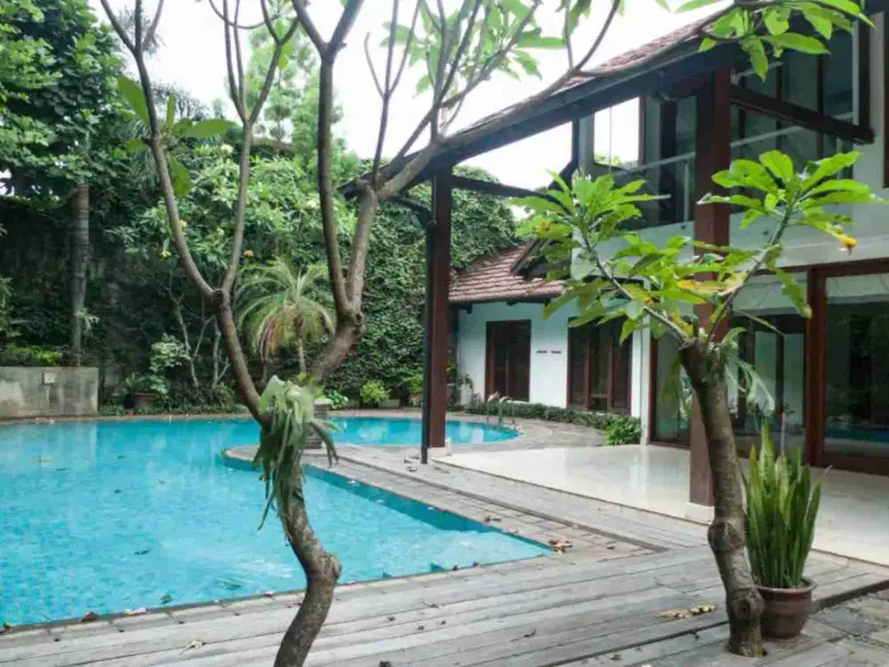 rumah 2 lantai ada kolam renang,siap huni,bebas banjir di Cilandak timur,pasar Minggu dekat Kemang,jakarta selatan