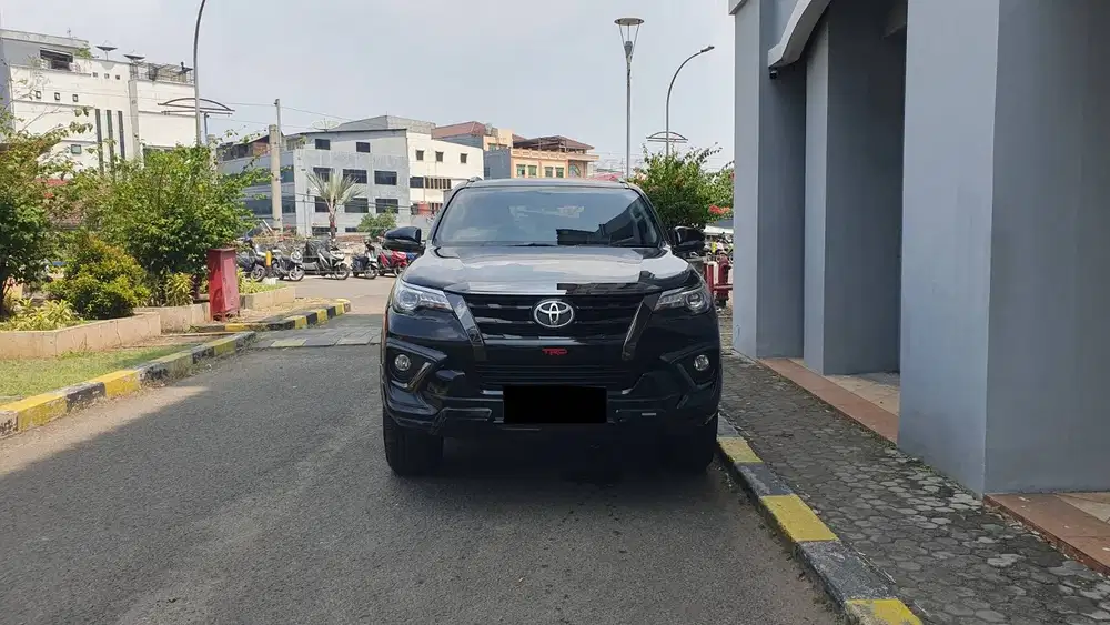 Toyota Fortuner 2.4 VRZ TRD Sportivo Kick Sensor Diesel 2019 Low Km