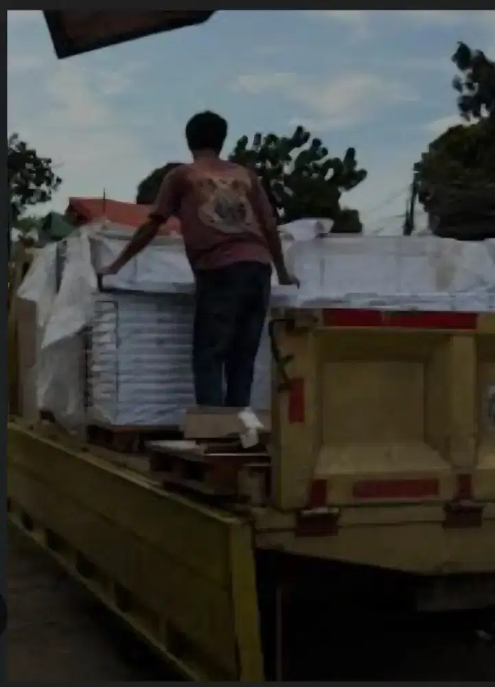 Kenet Mobil dan Kuli Angkut