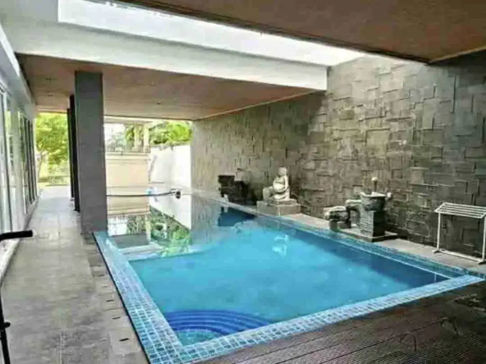 JUAL RUMAH MEWAH GRAHA FAMILY BLOK FAVORIT SIAP HUNI ADA PRIVATE POOL LUAS 900
