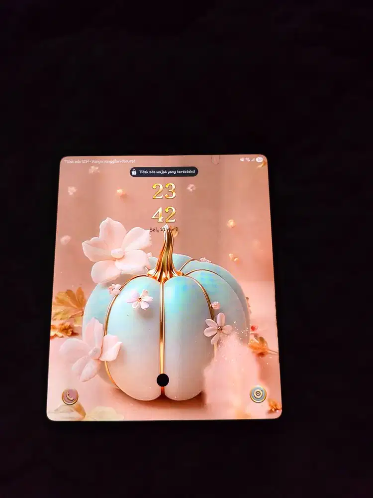 Samsung Galaxy Z Fold 4 – Mulus & Normal (Minus Tompel Kecil)