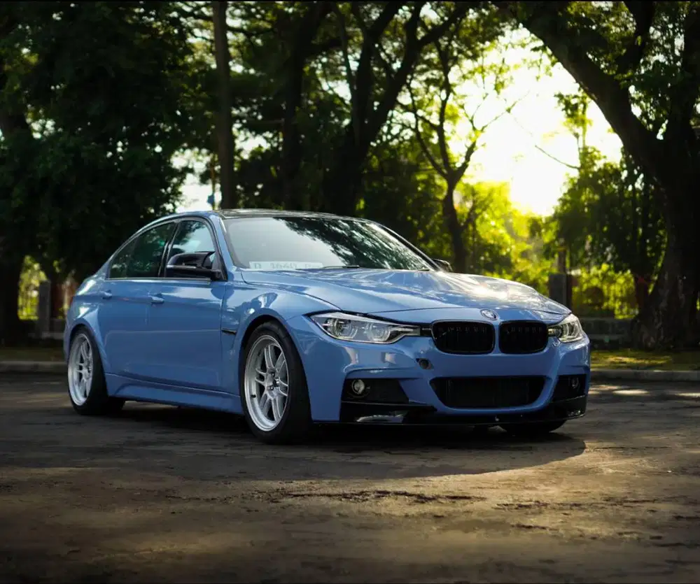 Bmw F30 kondisi mulus no minus banyak part yang sudah di modif