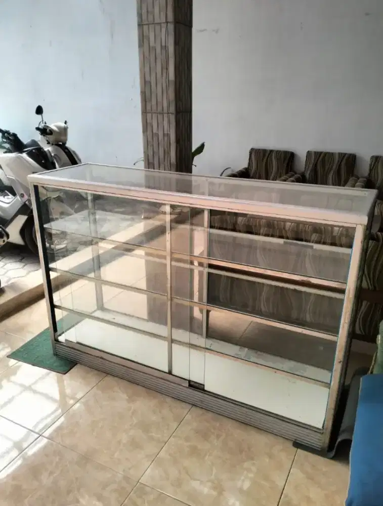 Etalase kaca, pintu slide