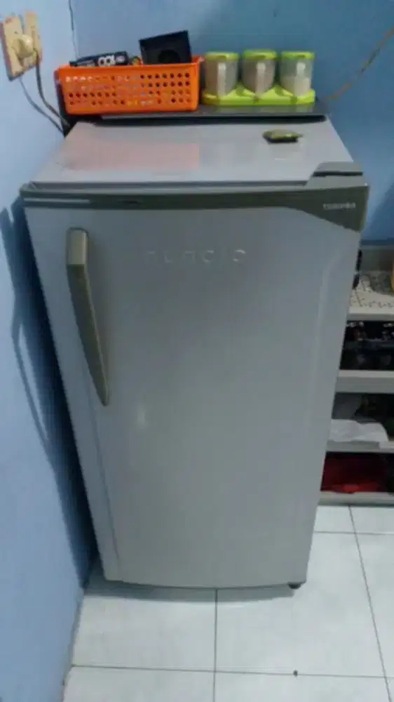 dijual kulkas pintu 1 Toshiba original pemakaian sehari hari ..