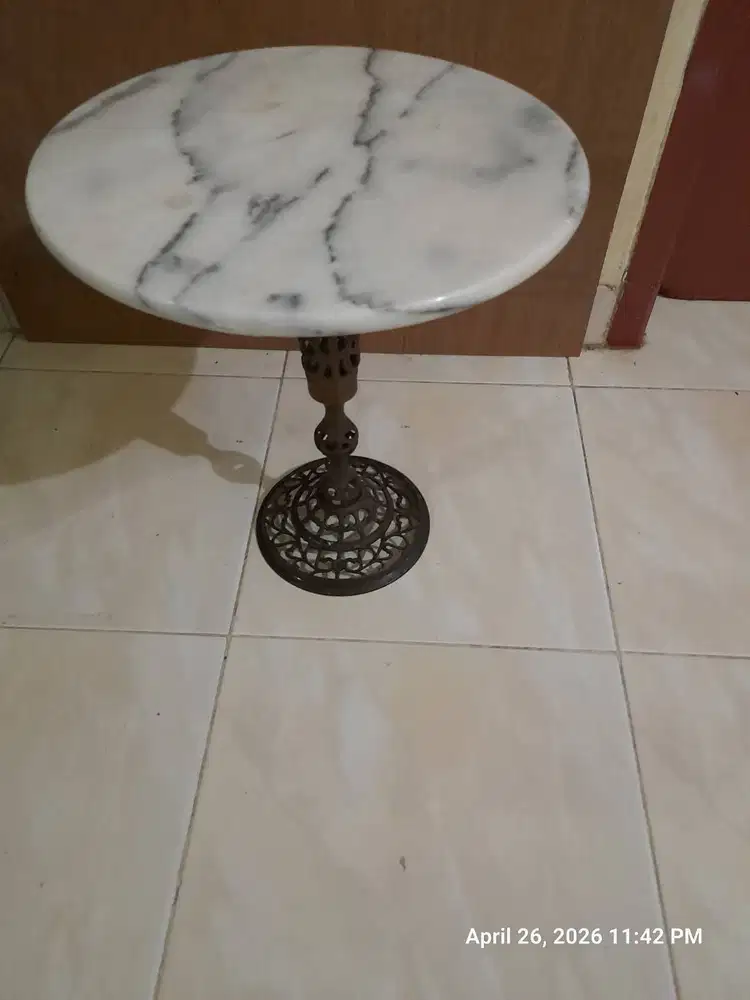 MEJA MARMER BENTUK LINGKARAN