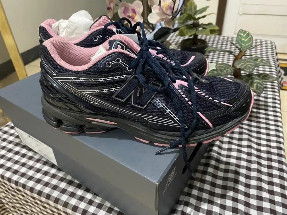 Dijual BNIB NB 1906 Black Pink